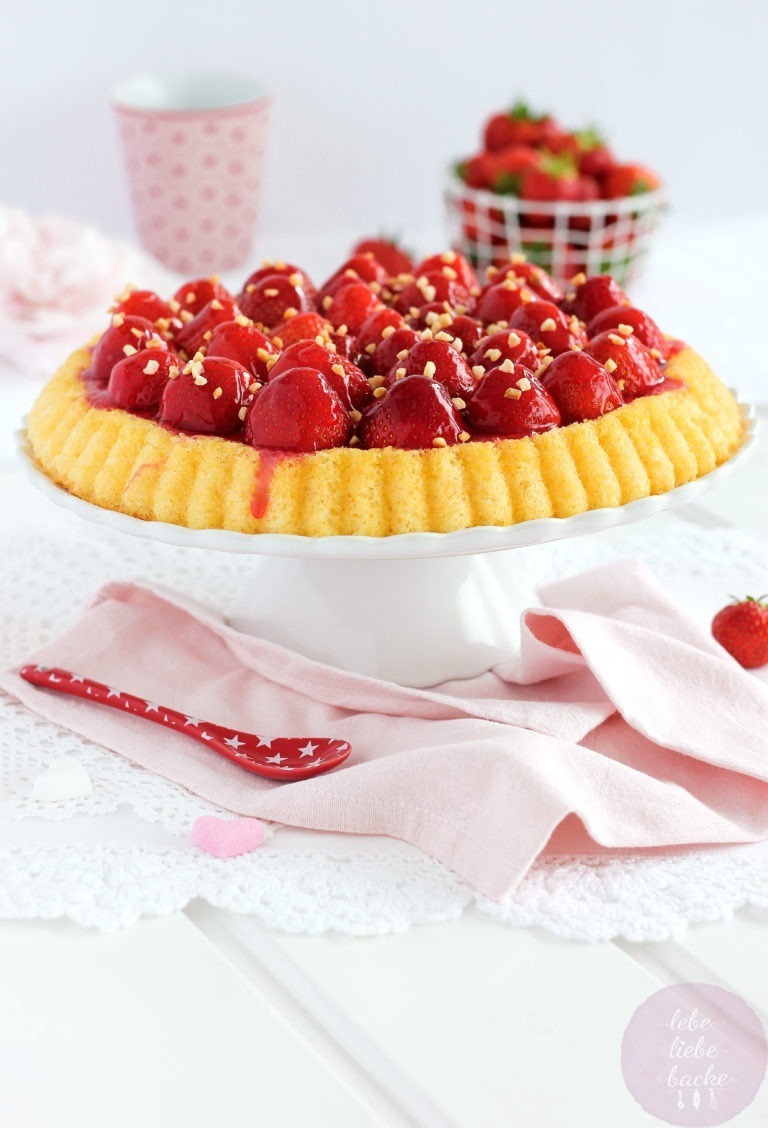 Schneller Erdbeerboden mit Pudding - lebe liebe backe