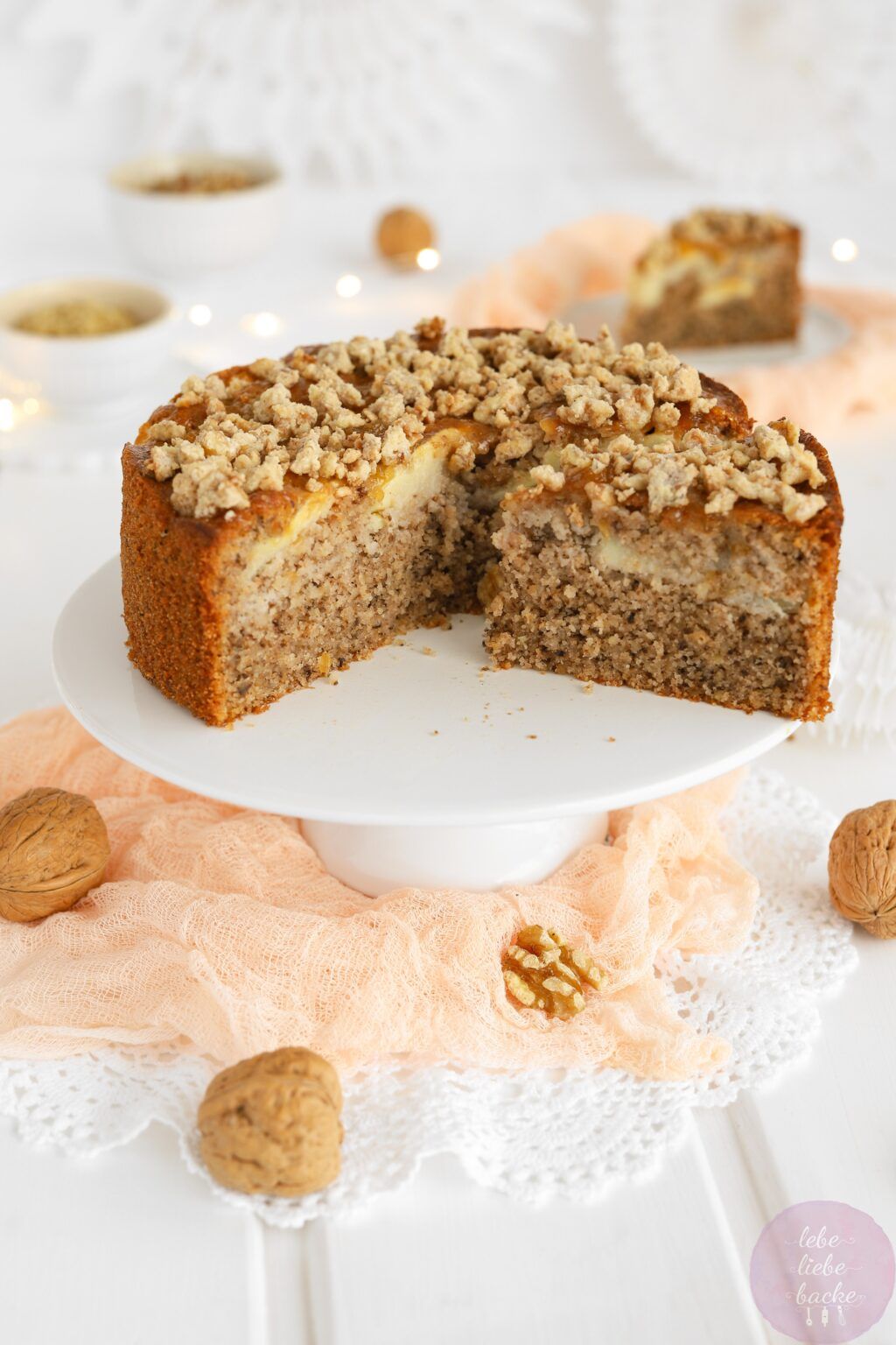 Apfel-Nuss-Kuchen mit Walnusstopping - lebe liebe backe Apfel-Nuss-Kuchen mit Walnusstopping - lebe liebe backe
