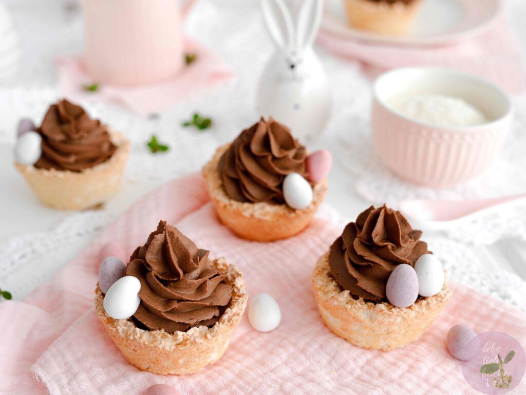 Kokosnester mit Schokoladensahne