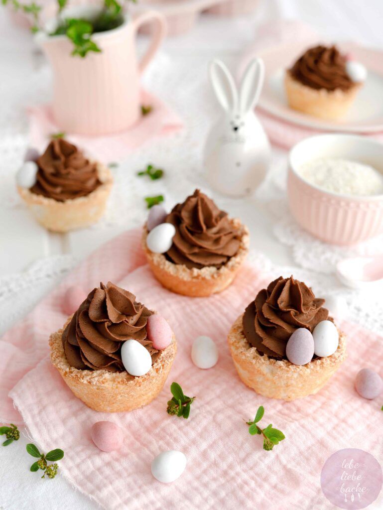 Kokosnester mit Schokosahne