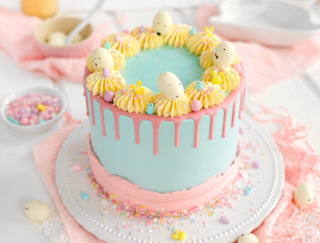 bunte Ostertorte in Pastelltönen